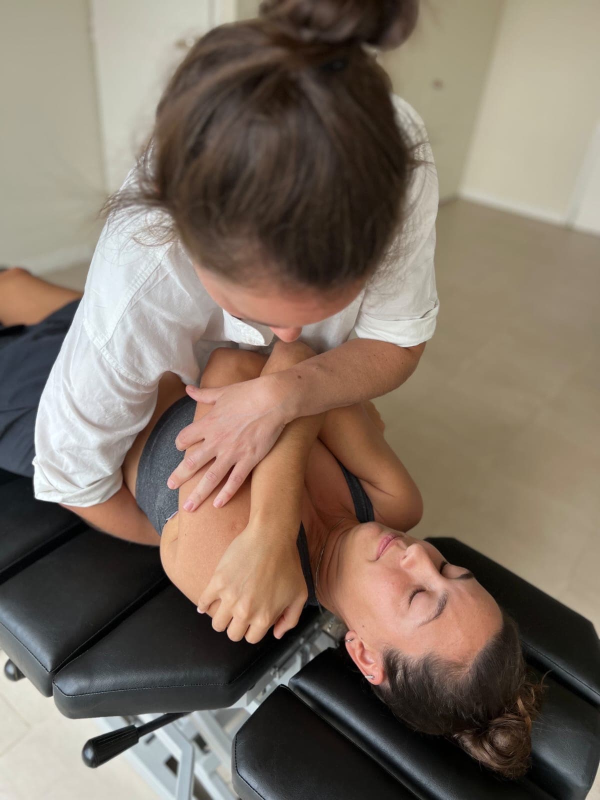 Movilización de cuello y hombro con la paciente boca arriba